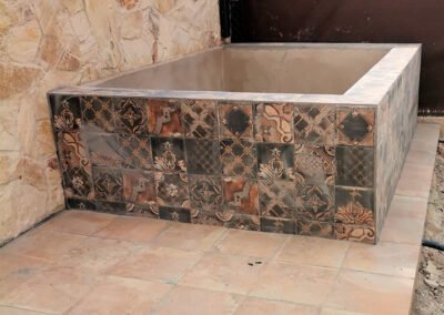 Suelos y elementos decorativos en patios y jardines